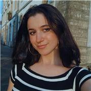 Graduada en comunicación audiovisual, lo que me permite enseñar de una manera mucho más creativa. Además, mi madre es francesa